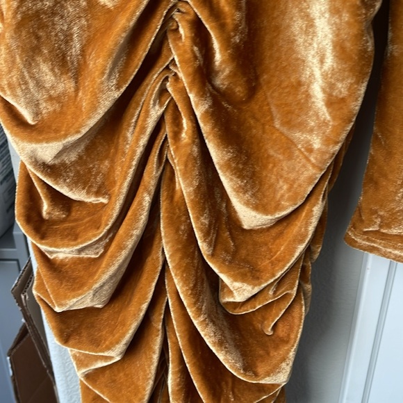 NWT MINK PINK ROUCHED DRESS - Picture 4 of 6